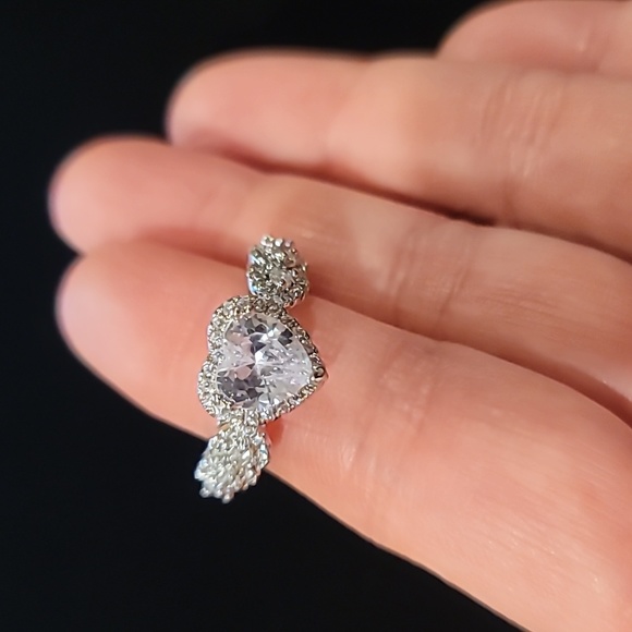 💍 Engagement Style Heart Solitaire Ring - Picture 3 of 6